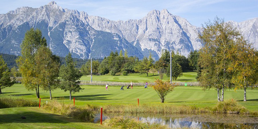 golf teich mit wettersteingebirge